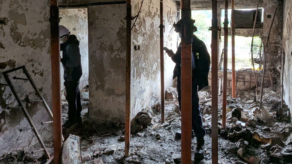 Foto: Bewoners fatale flatbrand Hongkong terug om woning te bekijken