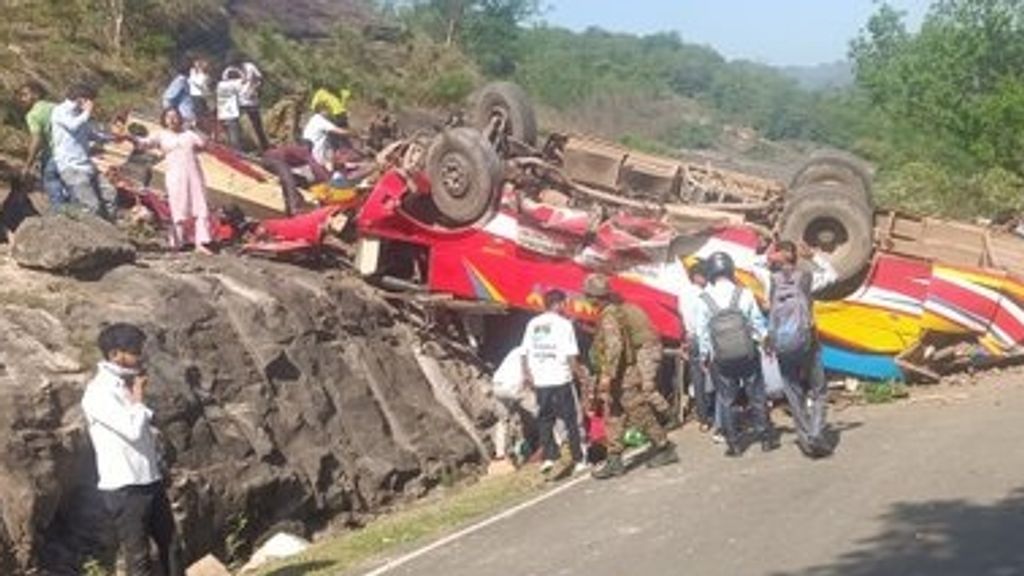 Foto: Ruim twintig doden doordat bus van berg stort in noorden van India