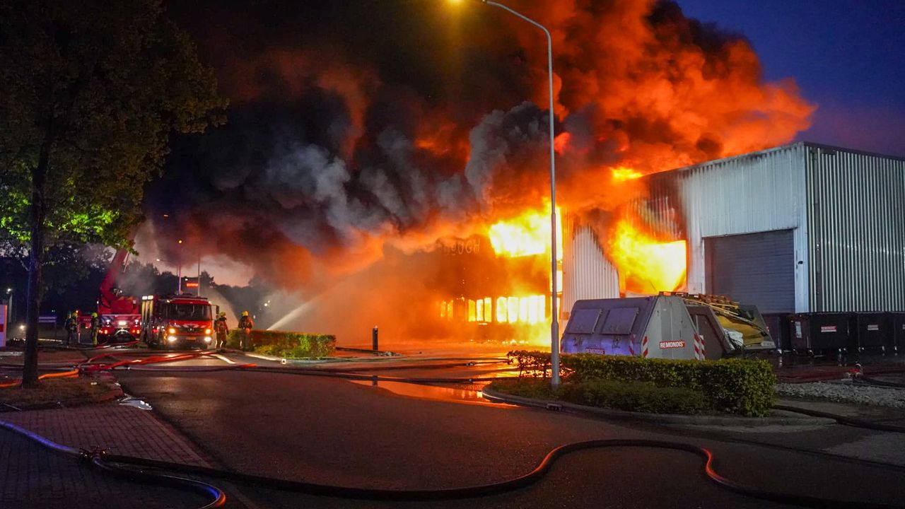 Grote brand bij toetjesfabriek, kinderen in de buurt kunnen niet buitenspelen