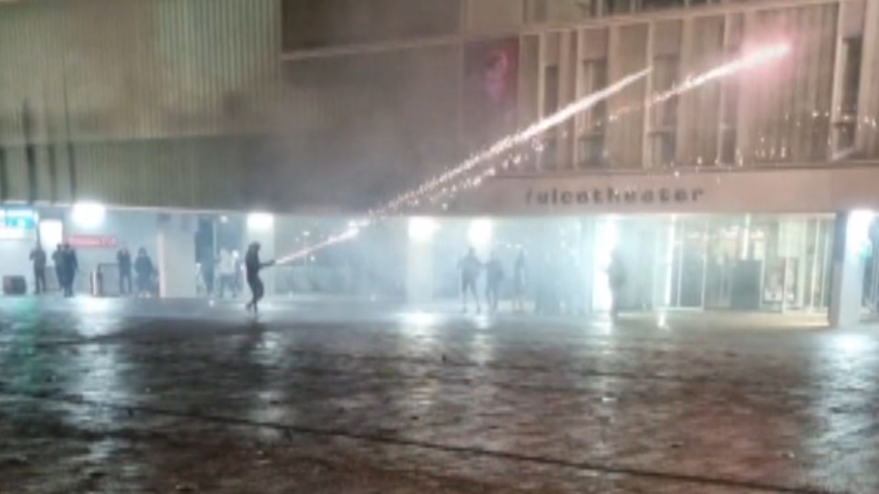 Politie bekogeld met zwaar vuurwerk bij protest in IJsselstein