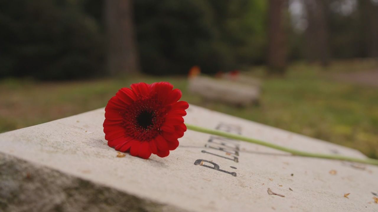 Kinderen leggen bloemen op oorlogsgraven in Loenen