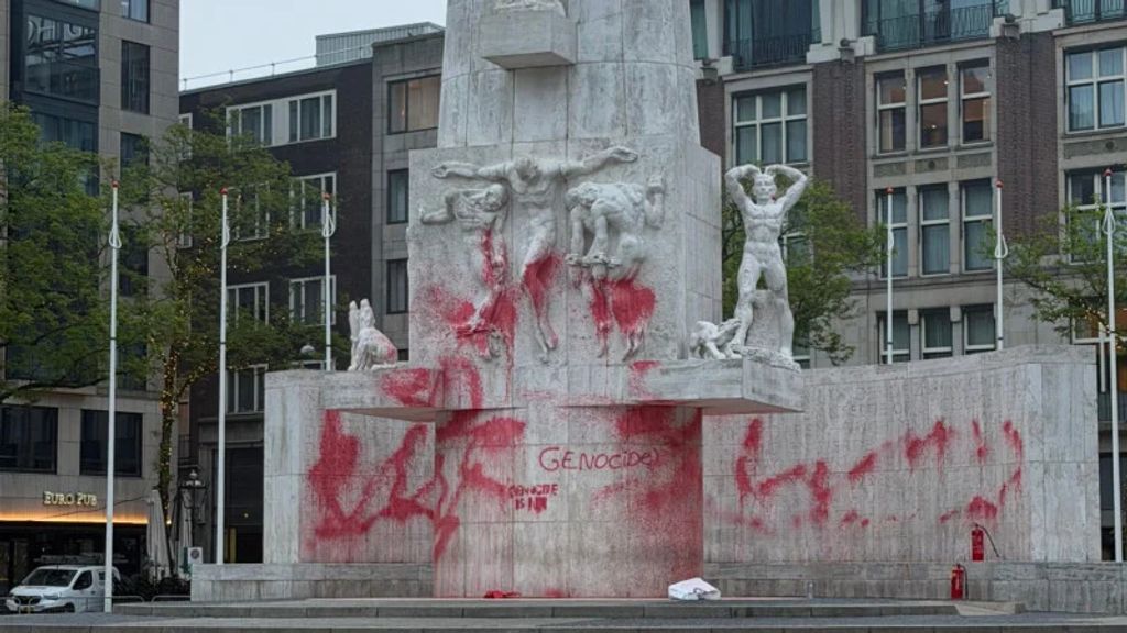 Nationaal Monument op de Dam beklad met rode verf op dag van Dodenherdenking