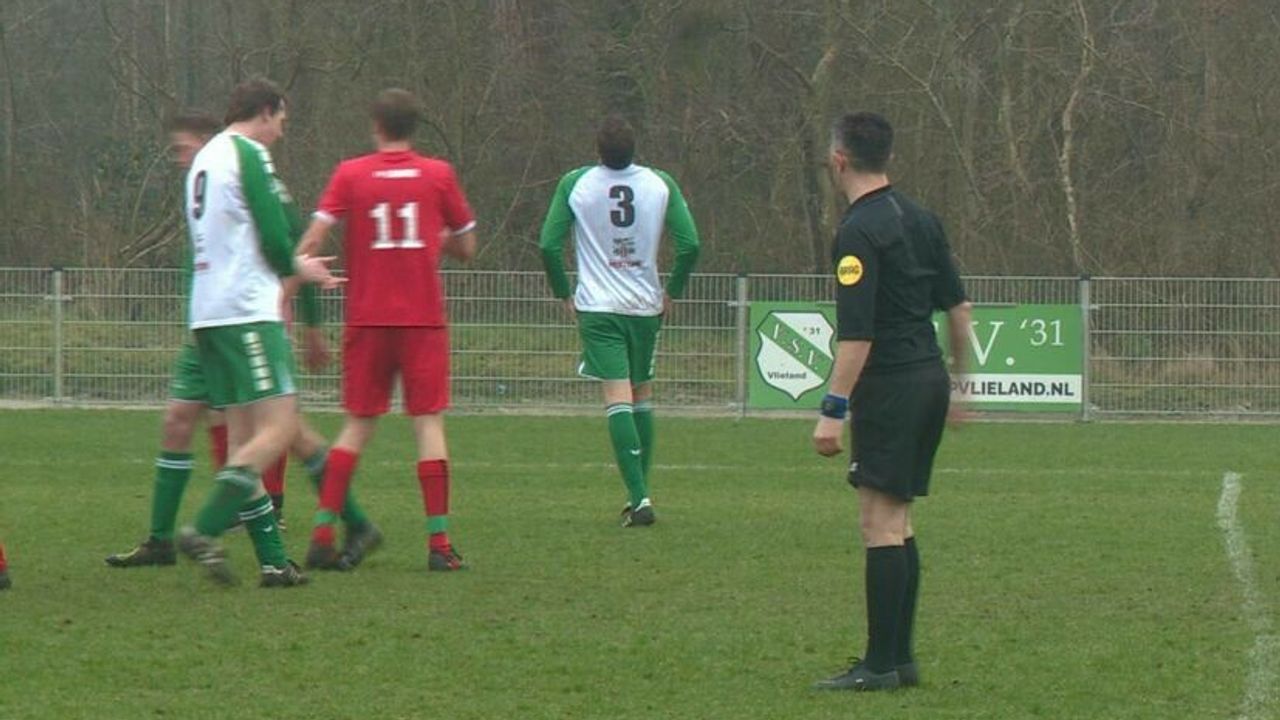 Voetballers uit Vlieland stoppen met competitie: tegenstanders vinden reis te ver