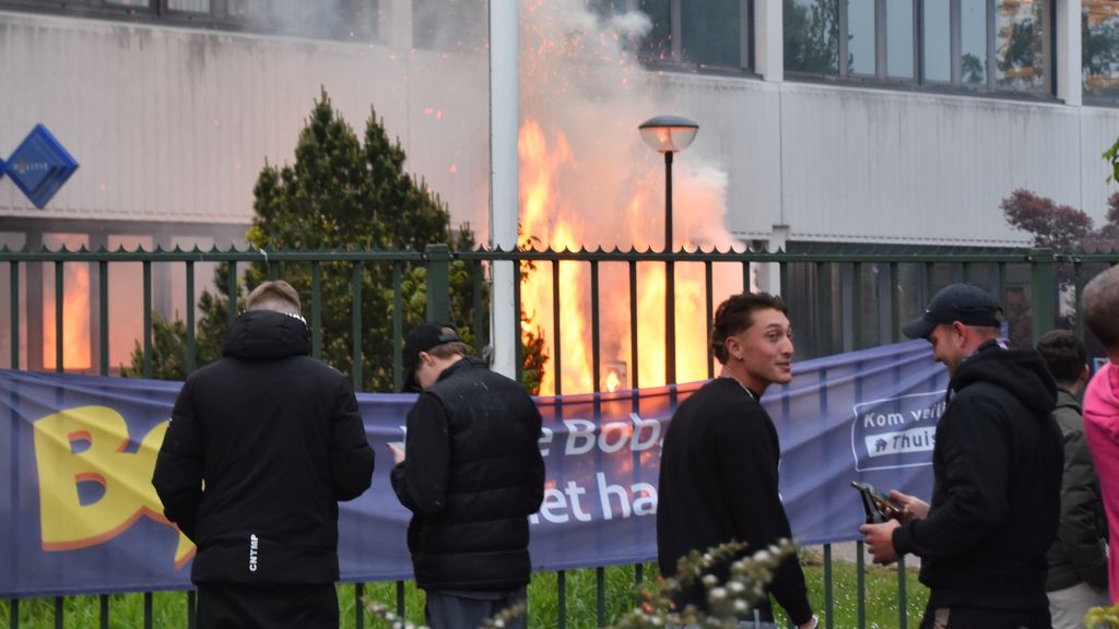 Brand voor noodopvang Loosdrecht door vuurwerk, betogers houden brandweer tegen