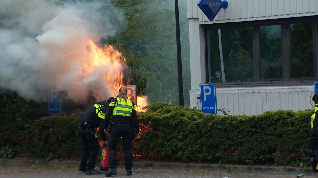 Protest in Loosdrecht loopt uit de hand: brand gesticht en politie bekogeld