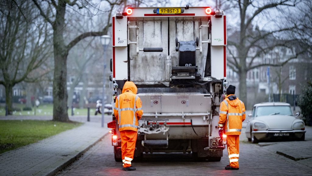 Rotterdamse vuilniswagens botsten met dure auto's vanwege verzekeringsgeld