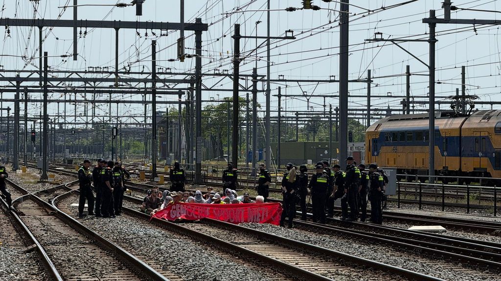 Foto: Activisten XR toch op spoor station Utrecht