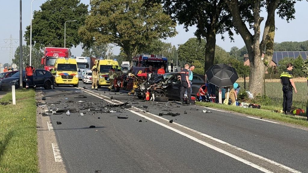 Dode en gewonde bij frontale aanrijding op provinciale weg in Limburg
