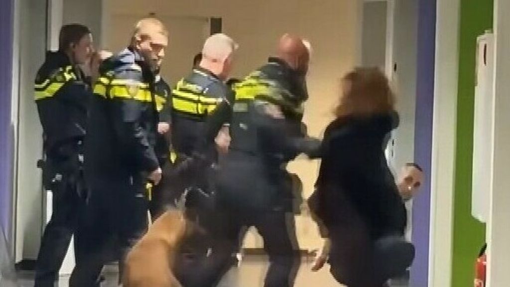 Foto: Vrouw reageert op geweld door agenten in azc Zeist: 'wilde politie vraag stellen'