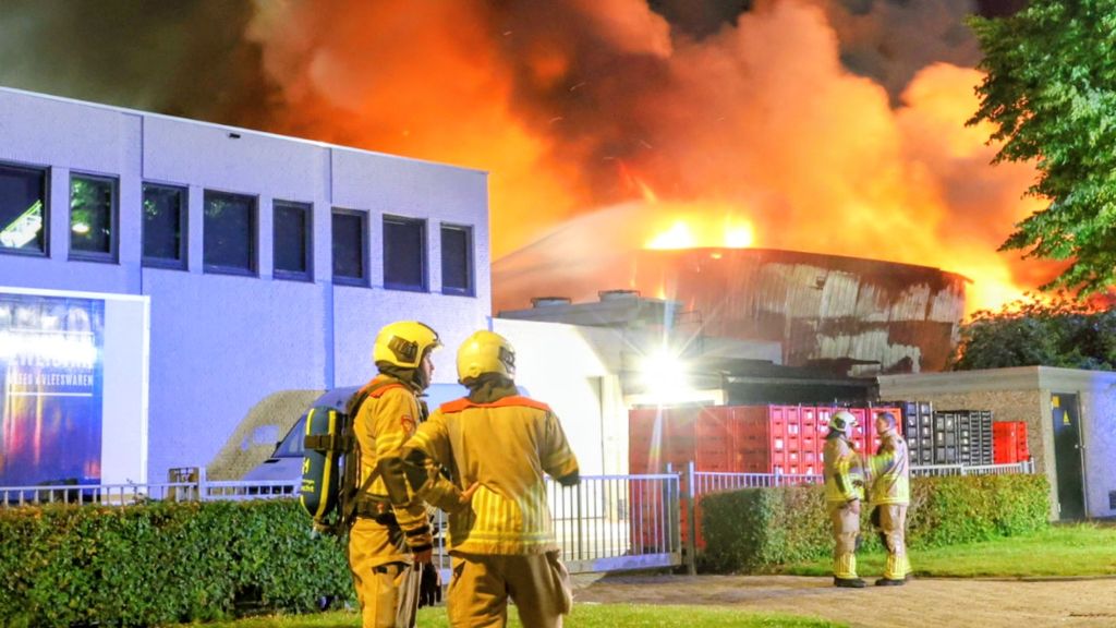 Foto: Fabriek FrieslandCampina ontruimd na grote brand in Leerdam