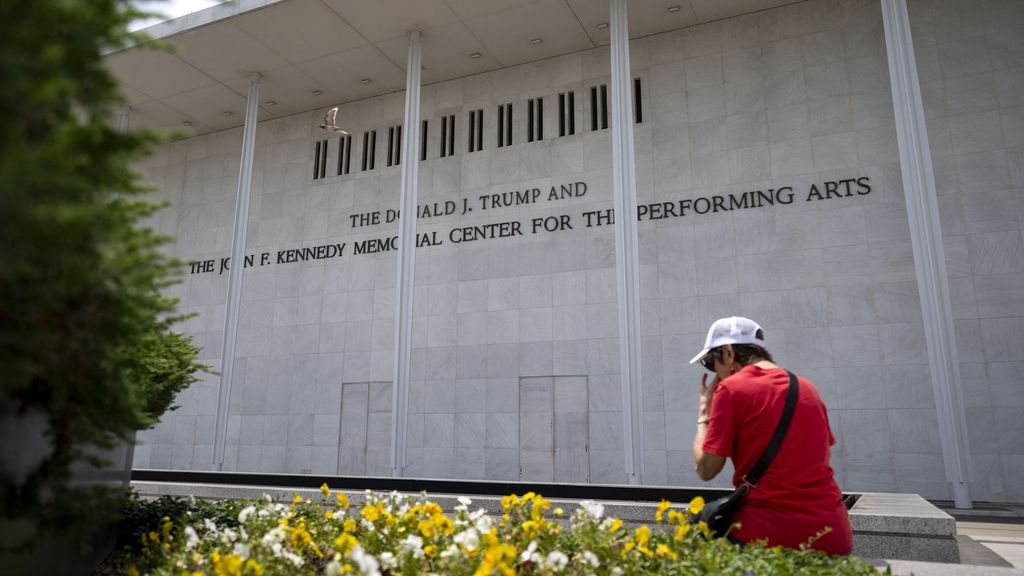 Foto: Kennedy Center draagt personeel op naam Trump te verwijderen