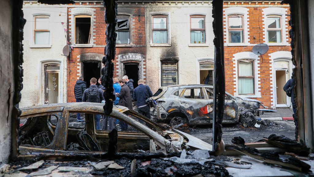 Foto: Gezinnen bij rellen in Belfast uit huis verdreven: 'Waanzinnig racisme'