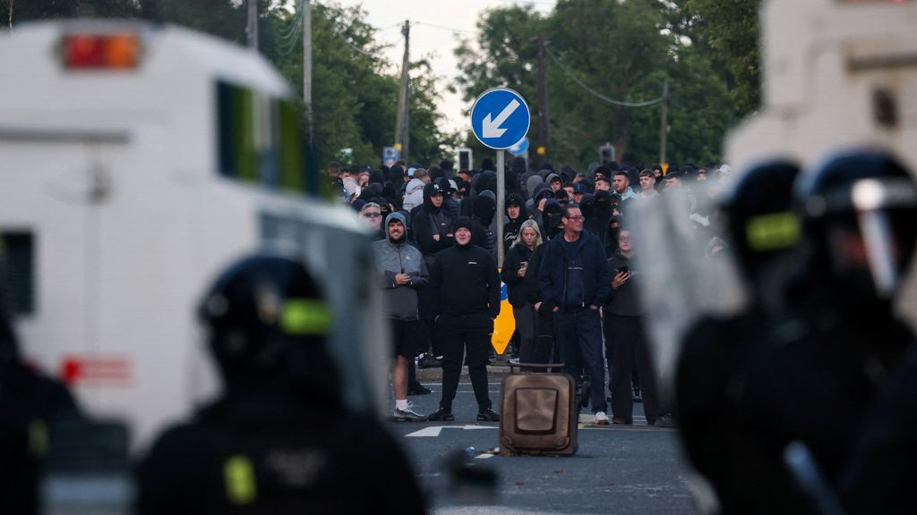 Opnieuw onrust bij Belfast: politie zet waterkanon