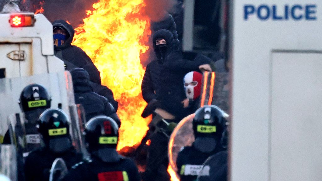 Twaalf agenten gewond na opnieuw onrustige nacht in Belfast