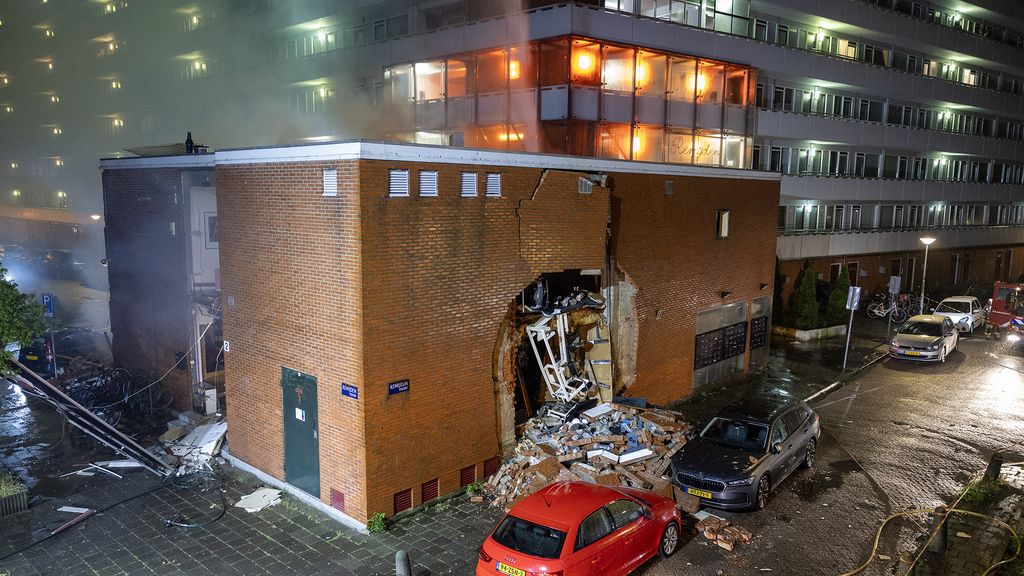 Foto: Explosie en brand bij flatgebouw Amsterdam, meerdere gewonden
