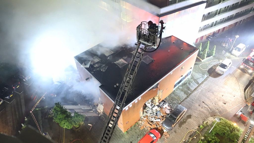 Brandweer uren bezig om brand te blussen na explosie flatgebouw Amsterdam