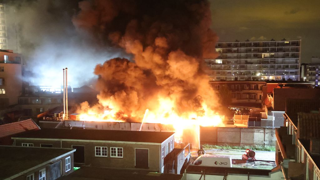 Foto: Veel rook bij brand Scheveningen, meerdere woningen ontruimd