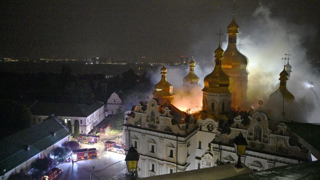 Foto: Iconisch kloostercomplex in Kyiv staat in brand na Russische luchtaanvallen