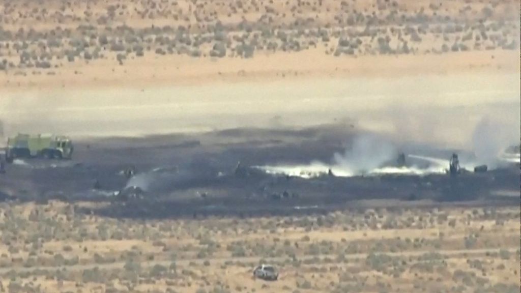 Foto: Acht doden bij crash B-52-bommenwerper in Californië