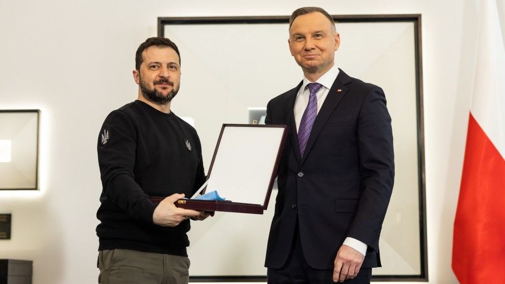 Foto: Poolse president pakt hoogste onderscheiding van Zelensky af