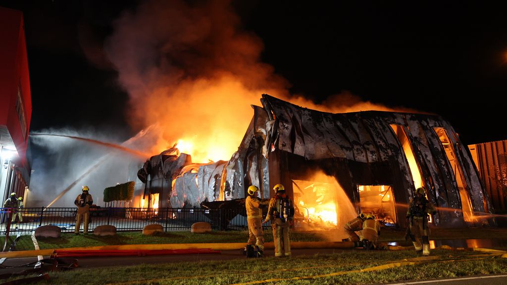 Grote brand in bedrijfspand in Den Hoorn, deel van gebouw verwoest Grote brand in bedrijfspand in Den Hoorn, deel van gebouw verwoest