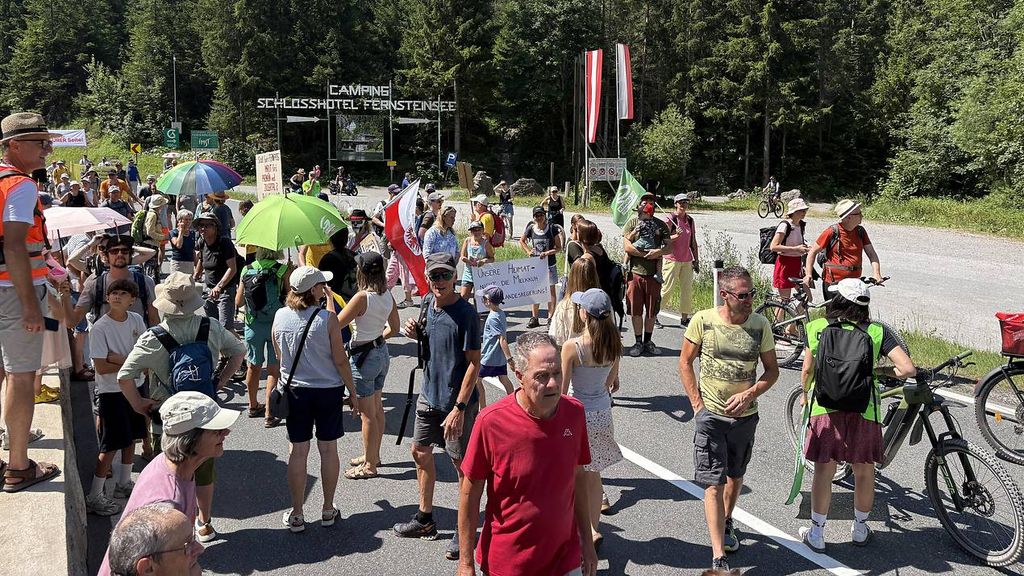 Drukke Fernpas in Oostenrijk dicht door demonstratie van omwonenden
