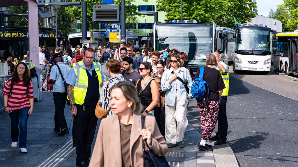 Foto: Treinen rijden weer bij Rotterdam, spoor na ruim een week hersteld