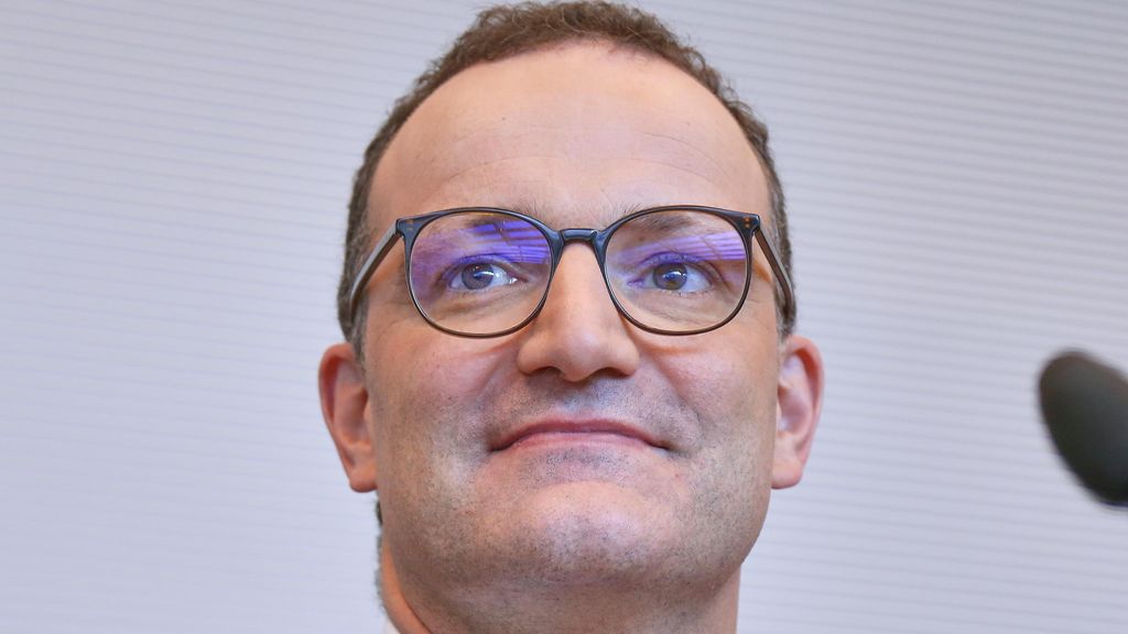 CDU-kopstuk hield legalisatie draagmoeders tegen, kreeg nu zelf zo een kind