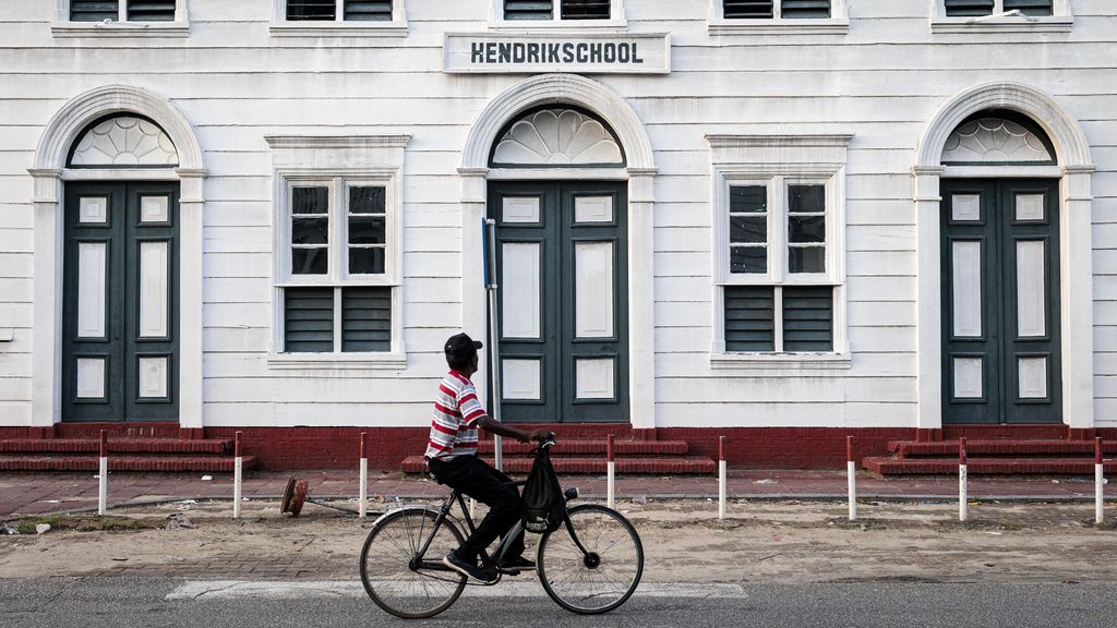 Verdachte in drugsduikbootzaak ontsnapt uit Surinaamse cel, agenten verhoord Verdachte in drugsduikbootzaak ontsnapt uit Surinaamse cel, agenten verhoord