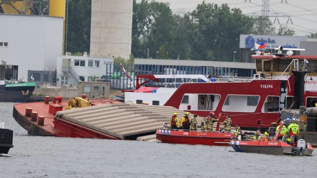 Zoekactie naar vermiste opvarende gezonken duwboot Amsterdam