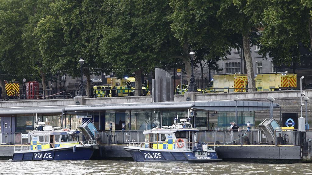 Politieboot vaart tegen Westminster Bridge in Londen, vijf agenten gewond