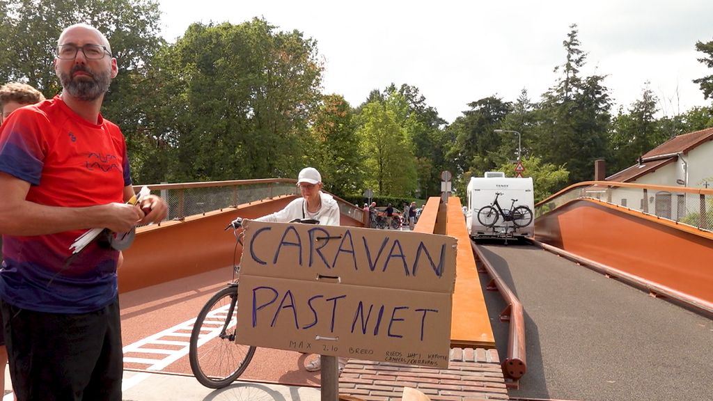 Caravans vast op versmalde brug in Gelderland: 'Drie borden geven het aan'