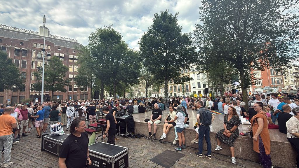 Amsterdam staat stil bij de Pride-aanslag in Berlijn, honderden mensen bij Homomonument