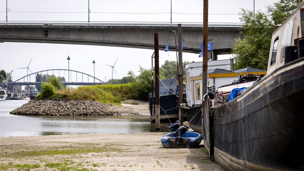 Geen landelijke maatregelen tegen droogte, ondanks historisch lage waterstand Rijn Geen landelijke maatregelen tegen droogte, ondanks historisch lage waterstand Rijn
