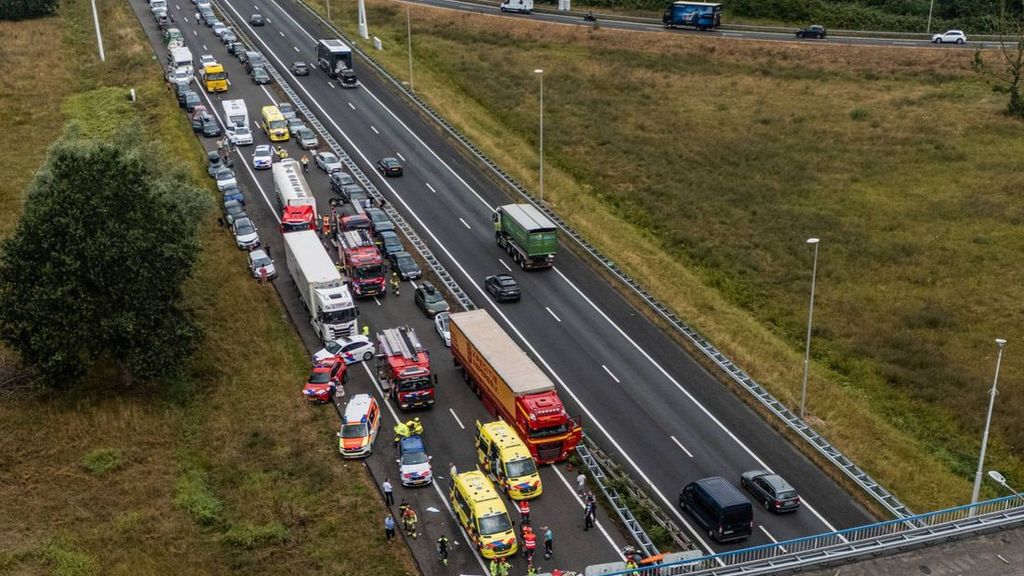 Drie gewonden bij ongeval met vier voertuigen op A12 bij Duitse grens Drie gewonden bij ongeval met vier voertuigen op A12 bij Duitse grens