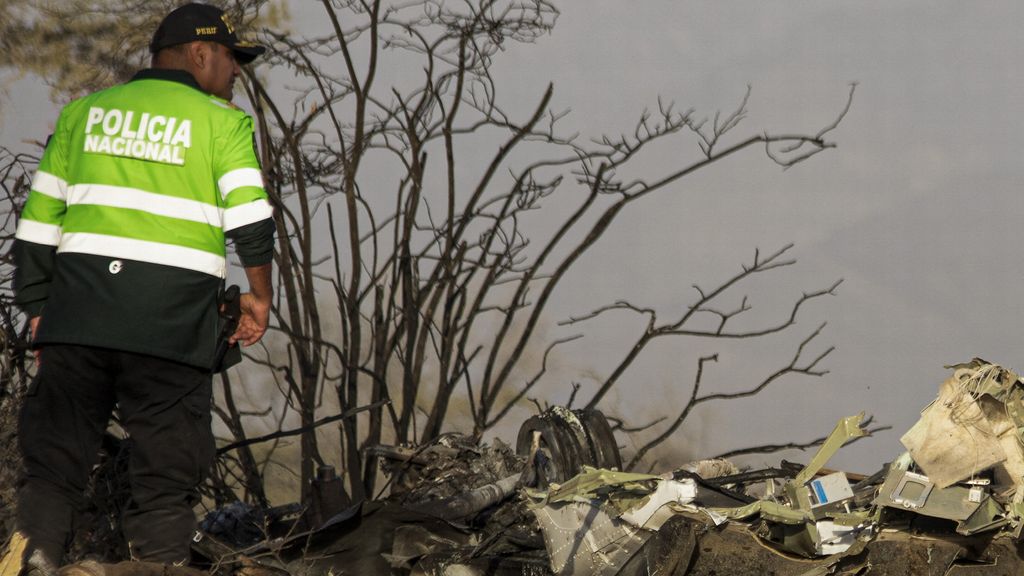 Vliegtuigje met Europese toeristen stort neer in Peru, 13 doden Vliegtuigje met Europese toeristen stort neer in Peru, 13 doden