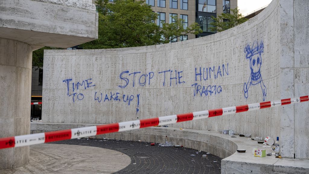 Monument op de Dam in Amsterdam beklad, politie zet gebied af Monument op de Dam in Amsterdam beklad, politie zet gebied af