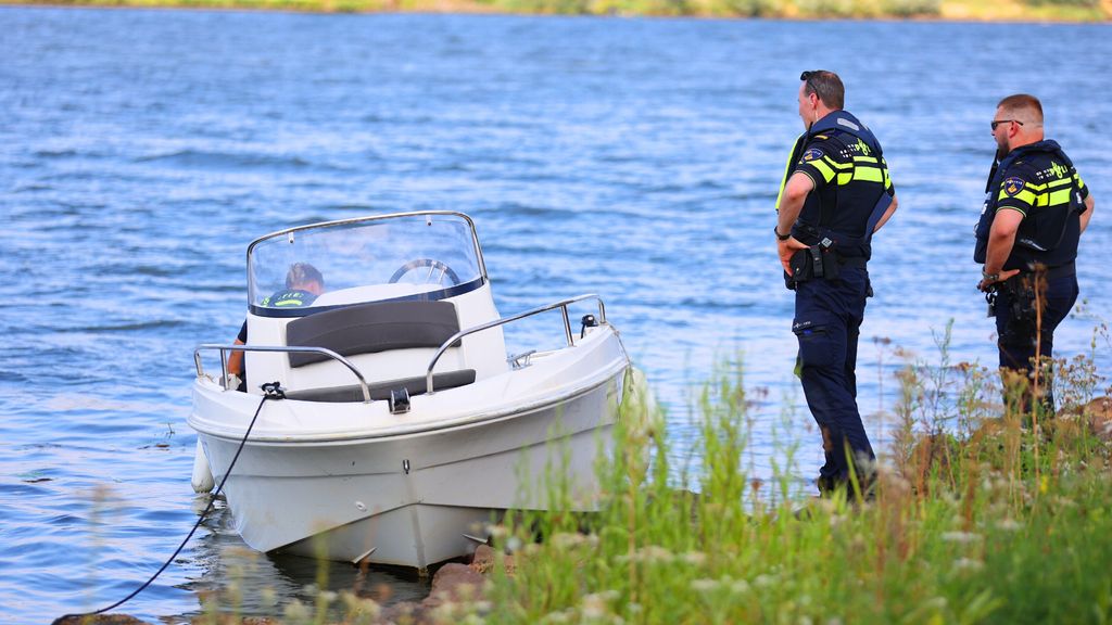 Man (67) verdrinkt na sprong van boot bij Waspik, andere opvarenden ongedeerd Man (67) verdrinkt na sprong van boot bij Waspik, andere opvarenden ongedeerd