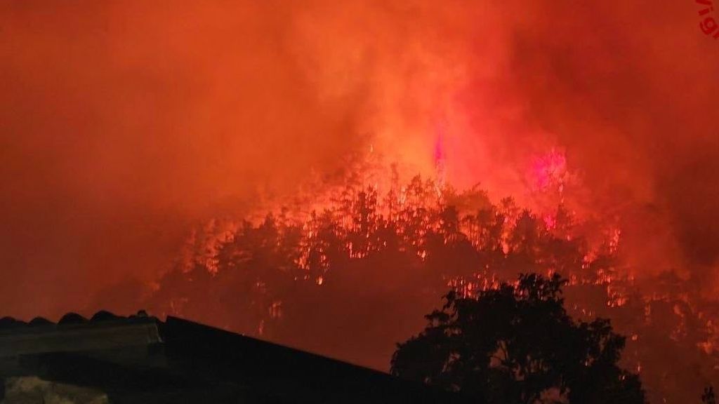 Ruim 200 evacuaties bij Gardameer in Italië vanwege grote bosbrand Ruim 200 evacuaties bij Gardameer in Italië vanwege grote bosbrand