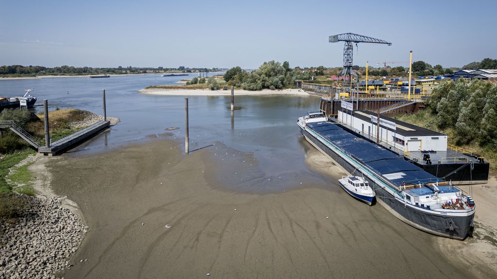 Dronefoto van een drooggevallen schip op de Rijn, eerder deze week