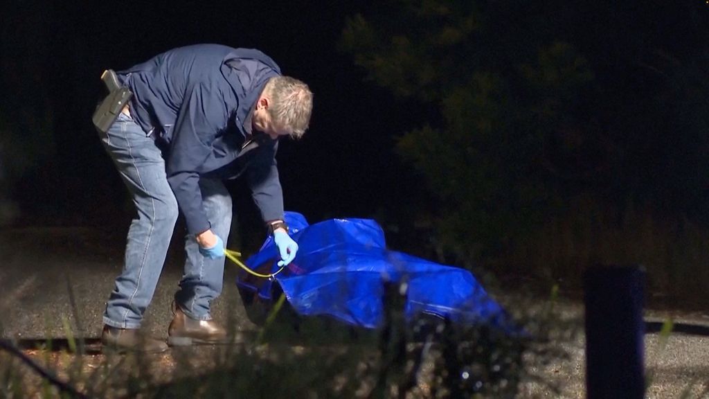 Mannen vinden in Australië geen lijk in koffer maar pop Mannen vinden in Australië geen lijk in koffer maar pop
