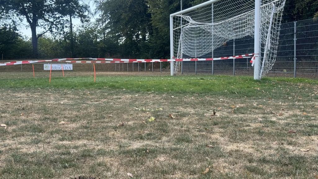 Nieuwe sproeiverboden en zorgen bij voetbalclubs om dorre velden