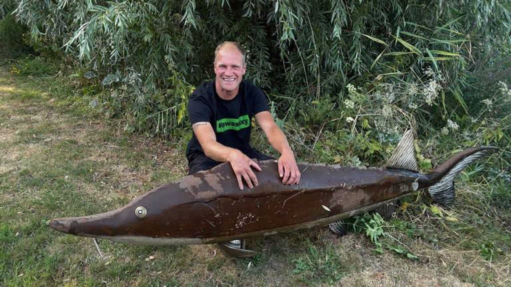 Magneetvisser haalt enorme ijzeren vis uit vijver, blijkt gestolen kunstwerk Magneetvisser haalt enorme ijzeren vis uit vijver, blijkt gestolen kunstwerk