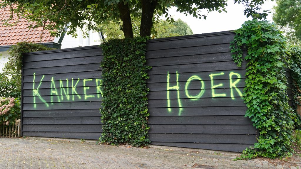 Twee aanhoudingen voor anti-azc-bekladdingen en vernielingen Engelen Twee aanhoudingen voor anti-azc-bekladdingen en vernielingen Engelen