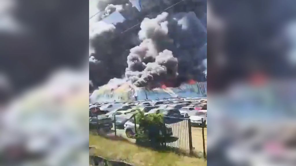 Grote rookpluim door brand op parkeerplaats nabij vliegveld Parijs