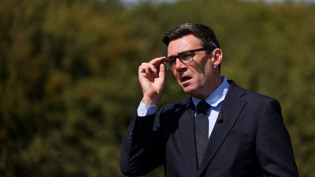 Britse premier Burnham stuurt sms'jes naar iemand die zich voordeed als Trumps stafchef
