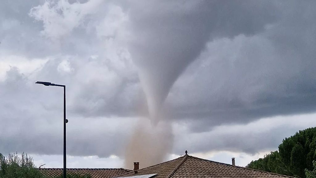 Tornado richt ravage aan in dorp Zuid-Frankrijk, tientallen gewonden