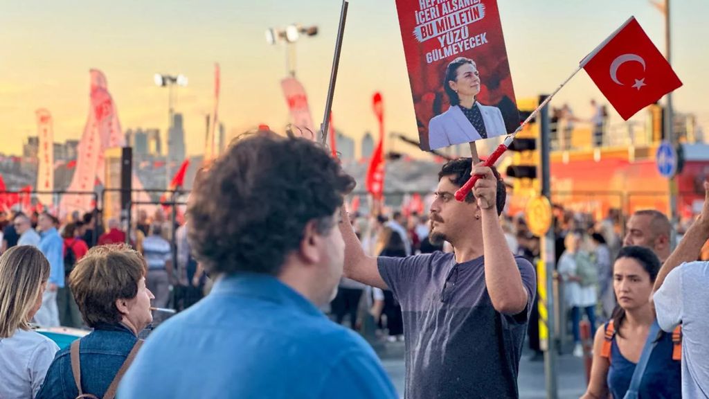 Demonstranten in Turks Üsküdar protesteren tegen arrestatie oppositieburgemeester